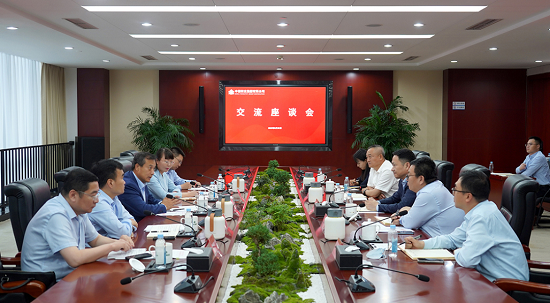 余紅輝與中國農業銀行北京市分行黨委書記、行長胡新智座談