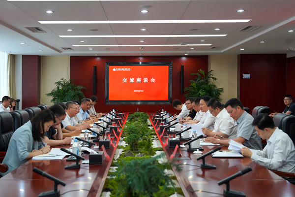 余紅輝與北京市石景山區(qū)委副書記、區(qū)長李新座談